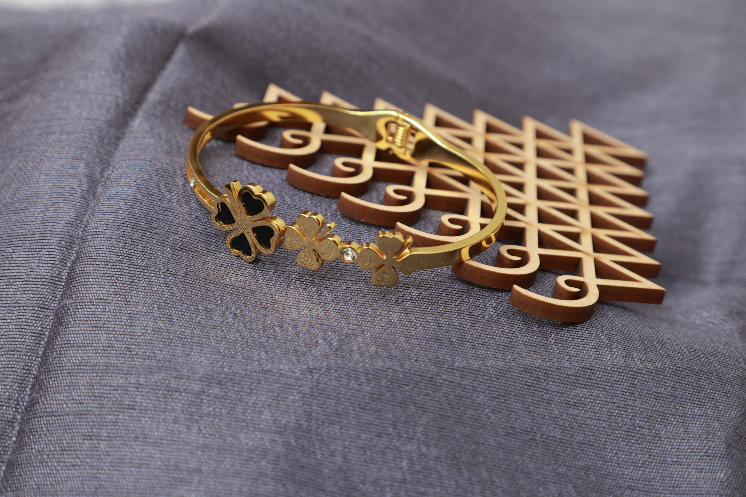 Anti Tarnish Golden Black Clover Kada